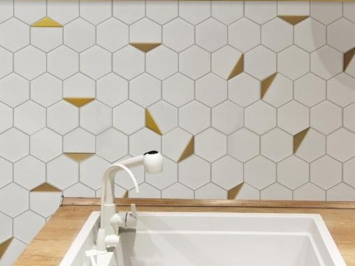 https://www.wanpomosaic.com/bianco-white-marble-metal-and-hexagon-stone-mosaic-for-wall-area-product/