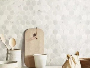 https://www.wanpomosaic.com/marble-and-brass-hexagon-honeycomb-mosaic-tile-backsplash-for-wall-product/