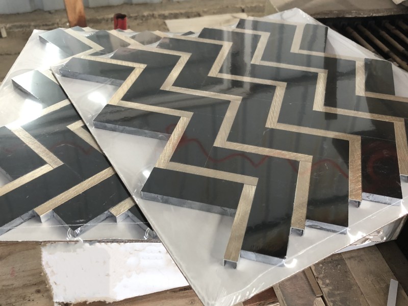 https://www.wanpomosaic.com/metal-inlay-black-herringbone-marble-tile-popular-mosaic-backsplash-product/