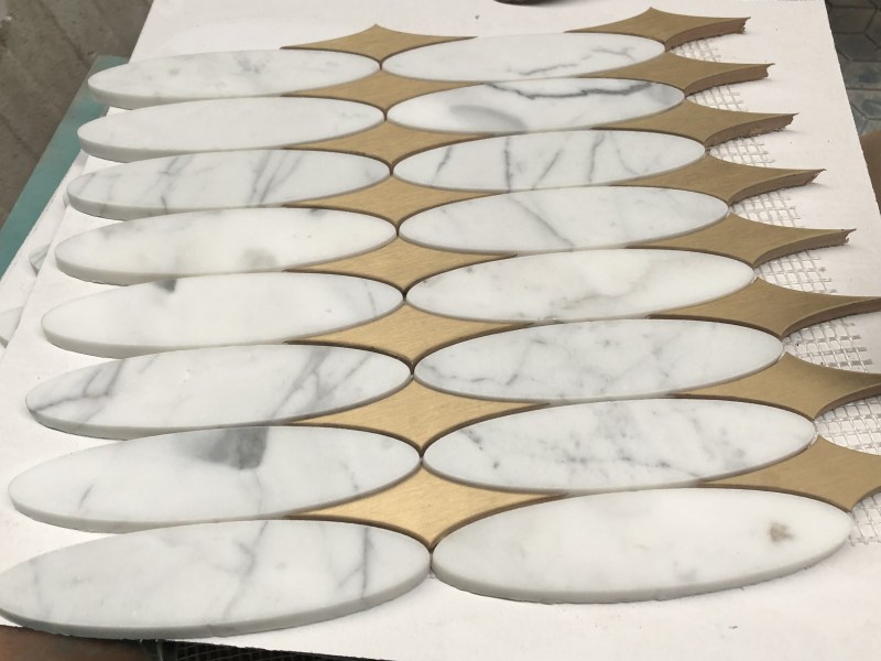 https://www.wanpomosaic.com/unique-design-diamond-metal-inlay-oval-marble-mosaic-tile-for-wall-product/