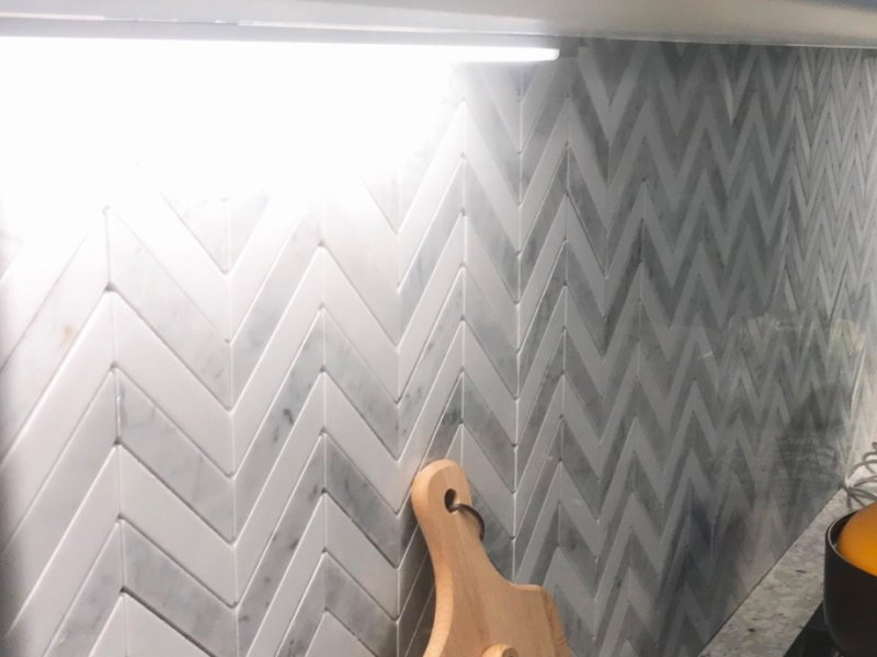 https://www.wanpomosaic.com/decorative-grey-white-carrara-marble-chevron-mosaic-tile-supplier-product/