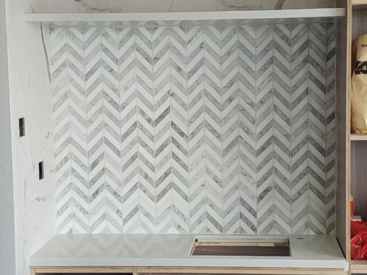 https://www.wanpomosaic.com/wholesale-white-carrara-big-chevron-marble-mosaic-tile-backsplash-product/